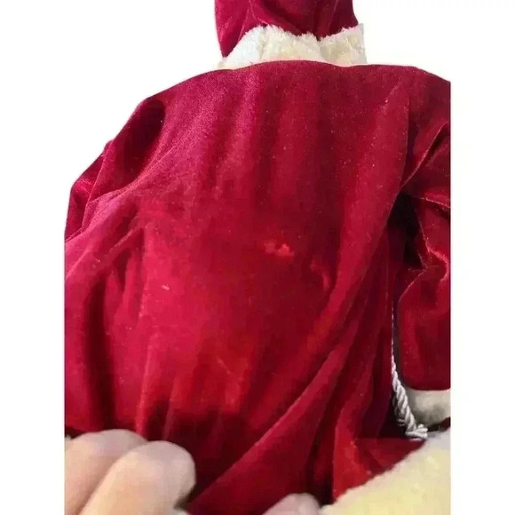 24 Inch Standing Fancy Santa Claus With Blue Paisley Vest Holding Gift & Wreath - Picture 13 of 14